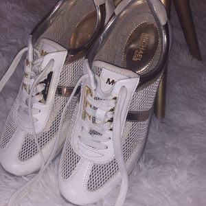 MICHAEL KORES white and gold sneakers/ tennis shoes 7&1/2